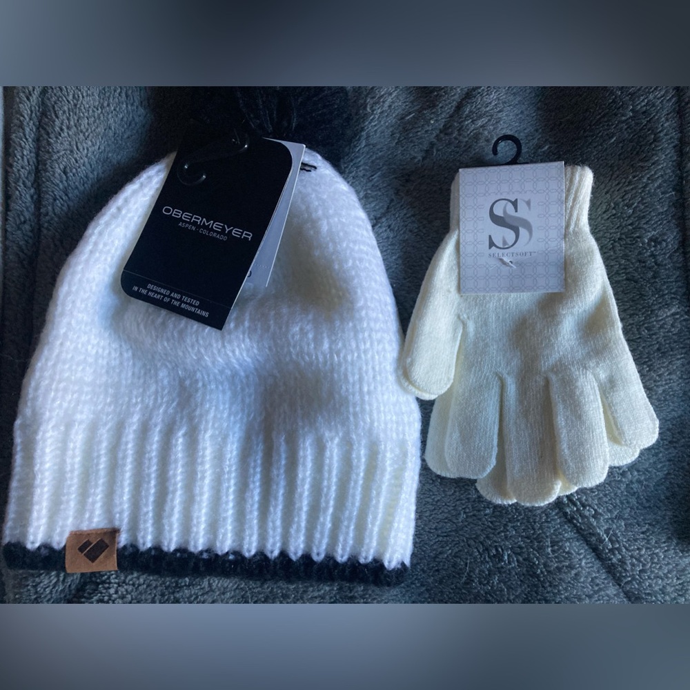 Obermeyer winter hat for kids with free gloves.